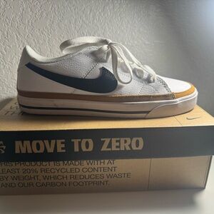 Women NIKE Court legacy just used a couple times almost new  Shipping discount